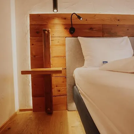 Otel Altstadtmittehotel Sonne 4*